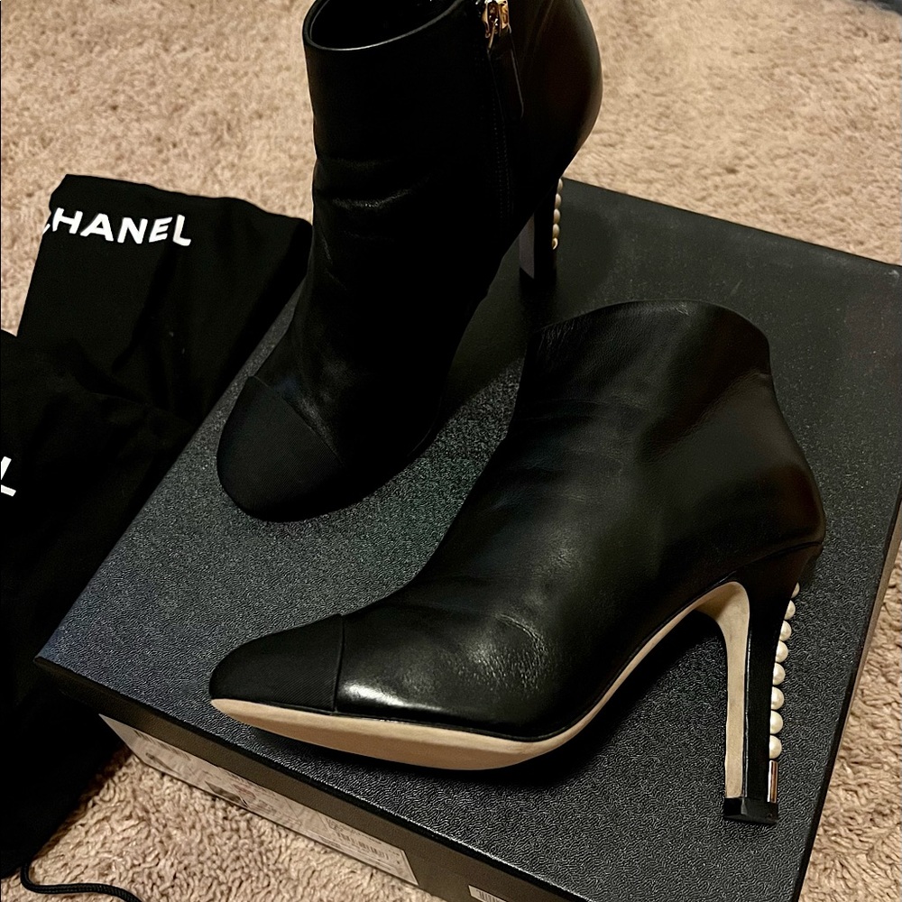 Authentic Chanel Black 17A Lambskin Leather Cc Pearl Short Ankle bootie 36.5